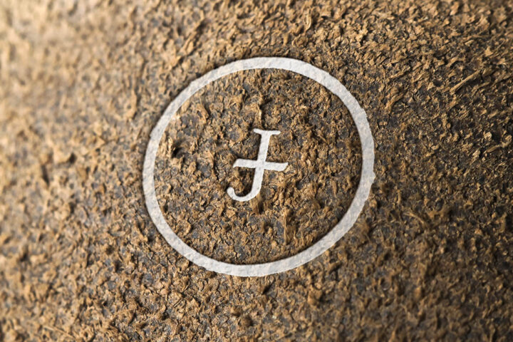 Free Logo Mock-up – Grunge Wall